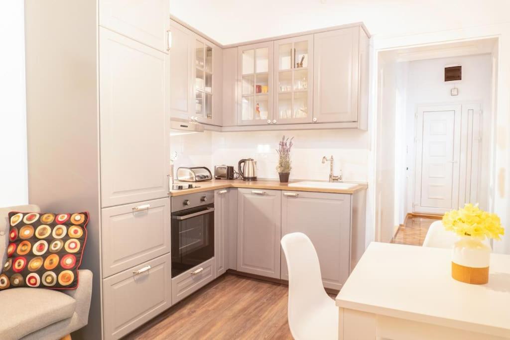 Central And Comfy 2Bdr Apartment Near Parliament Belgrade Exterior photo